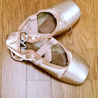 Ballettschuhe auf dem Studioboden